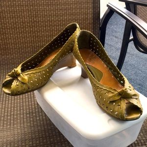 What’s what be Aerosoles size 9 1/2 olive green wedge heels